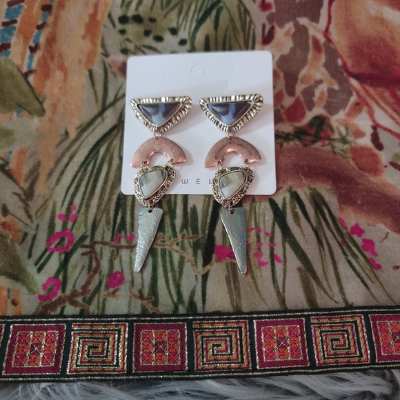🔥HOST PICK🔥NWT Aztec Southwestern Boho Geometric Dangle Earrings - Picture 2 of 4